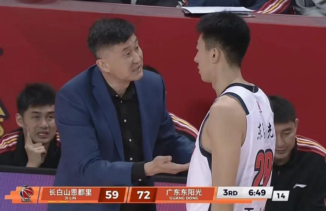 金年会官方网站-广东男篮21分大胜，奎因42+7+8打出个人秀，焦伯乔伤退姜伟泽27分